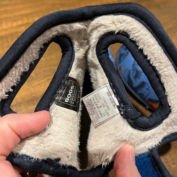 Bogs Winter Boots, size T6 - Picture 4 of 4